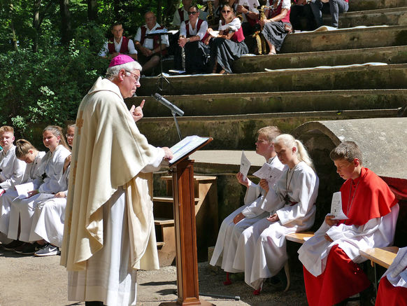 Festgottesdienst zum 1.000 Todestag des Heiligen Heimerads auf dem Hasunger Berg (Foto: Karl-Franz Thiede) Festgottesdienst zum 1.000 Todestag des Heiligen Heimerads auf dem Hasunger Berg (Foto: Karl-Franz Thiede)
